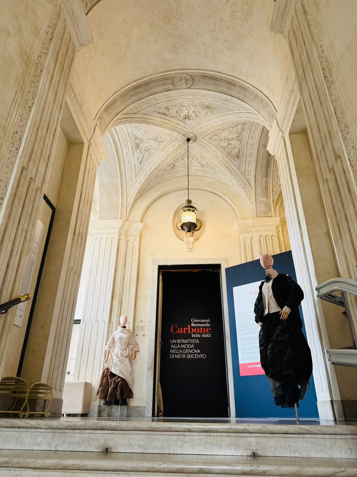 Giovanni Bernardo Carbone kehrt mit Amelie zur Ausstellung zurück Im Palazzo Nicolosio Lomellino in Genua wird der Wert des Kleides inszeniert | Image 638356