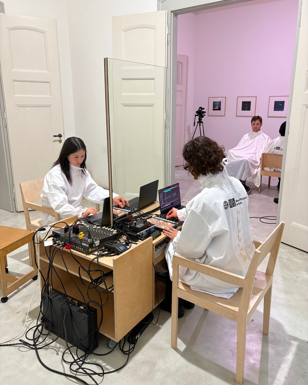 PLASTICPRODUCT verwandelt einen Friseursalon in einen künstlerischen Experimentierraum Vom 17. bis 31. Oktober kommt MPa Hair Shop nach Düsseldorf