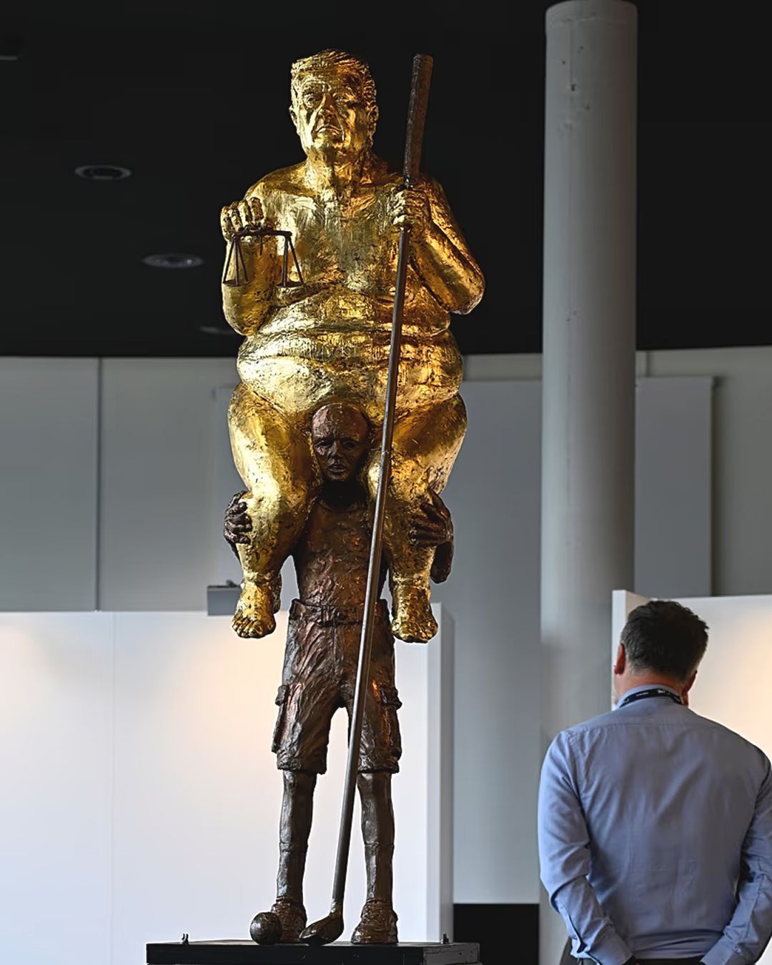 In che senso una statua dorata di Trump nudo è stata esposta al Parlamento? Si chiama “The Orange Plague” ed è l’ultima opera dello scultore danese Jens Galschiøt