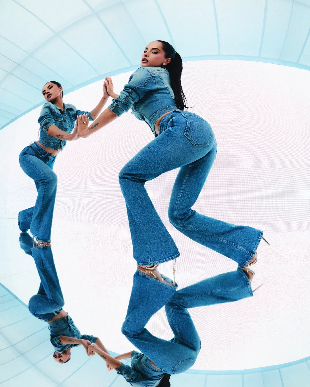 Guess introduce i B Jean Low Rise insieme a Becky G Un modello che celebra comfort, sensualità ed estetica Y2K
