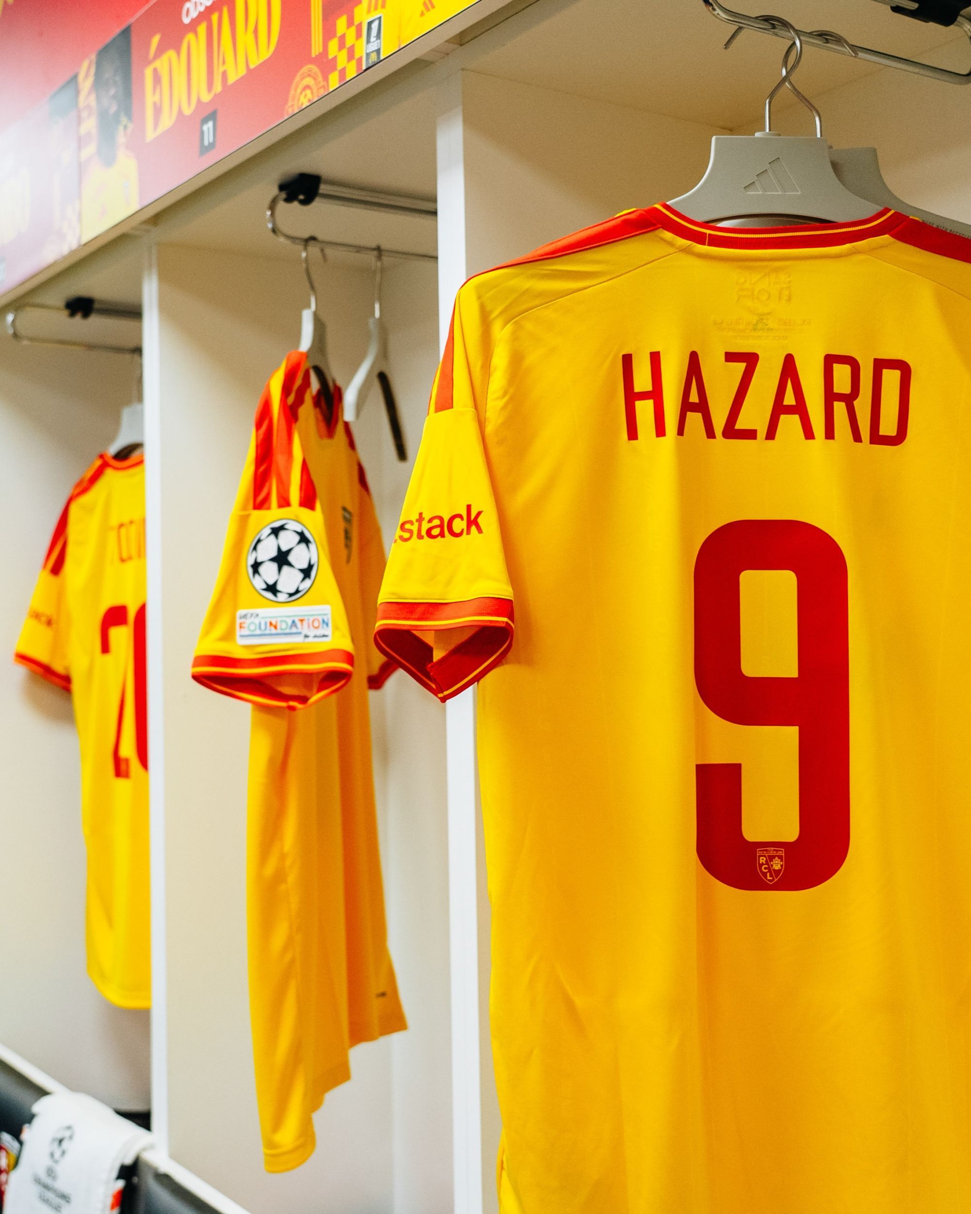 Has a Nike font appeared on Lens’ adidas shirts? 2004/05 season vibe
