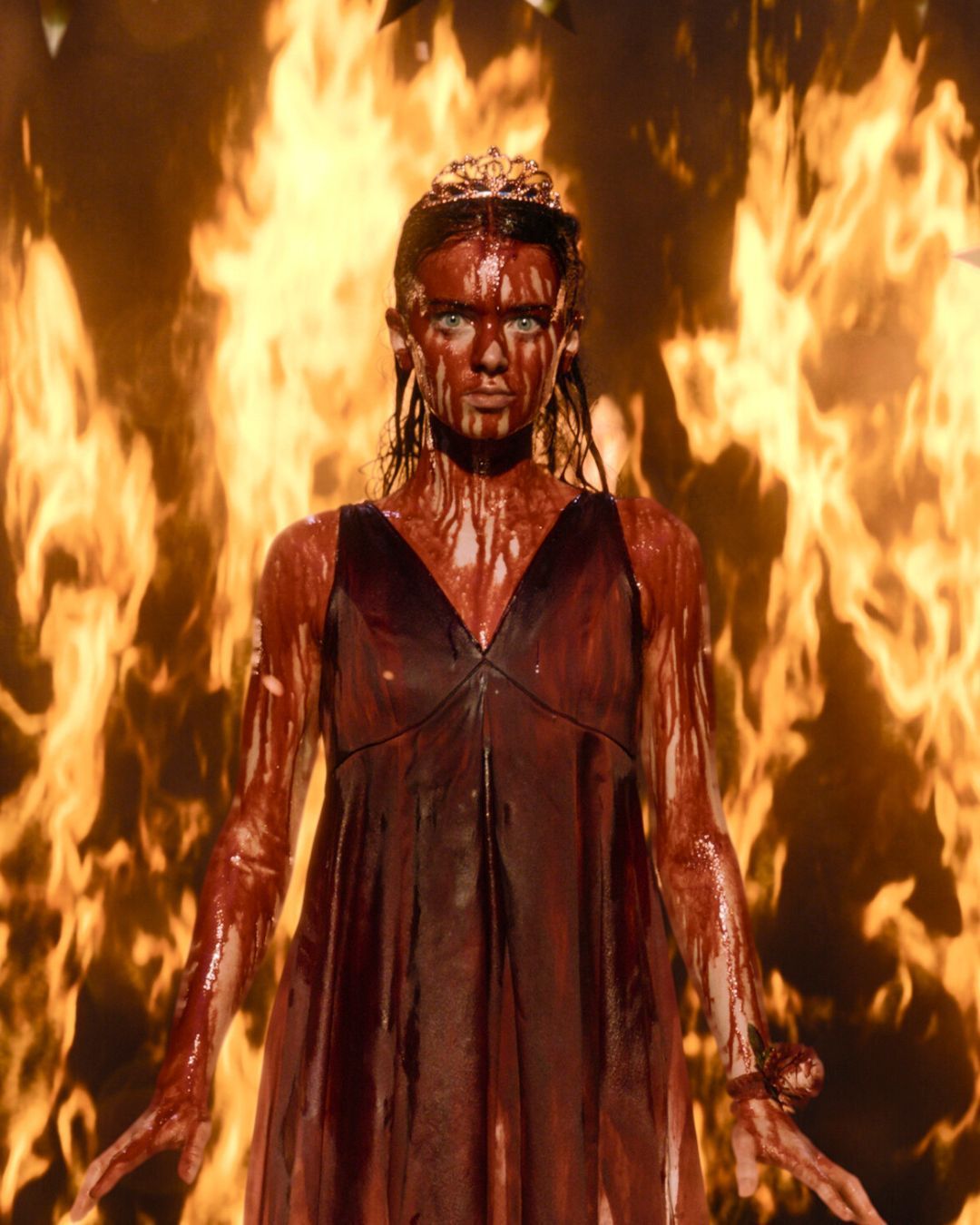 A série televisiva sobre Carrie é muito diferente do filme e do livro Toda a gente online está a falar disso, mas será que vale mesmo a pena?
