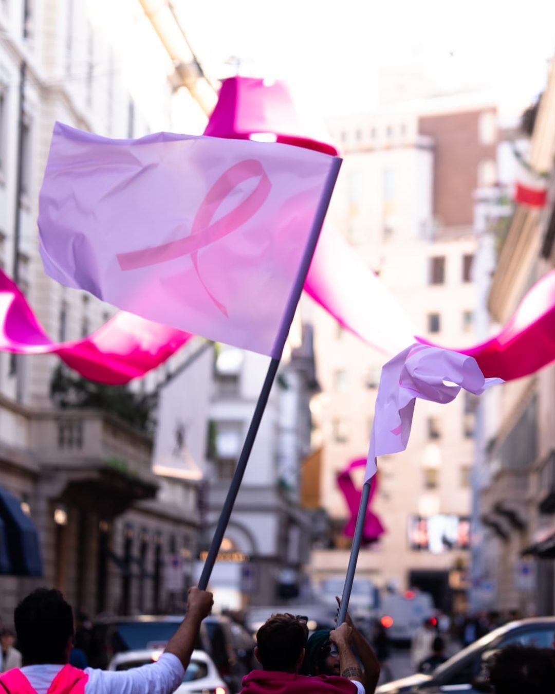 Estée Lauder corante rosa Milan para a prevenção do cancro da mama Com a mensagem 'Cuidados com os seios é uma formação'