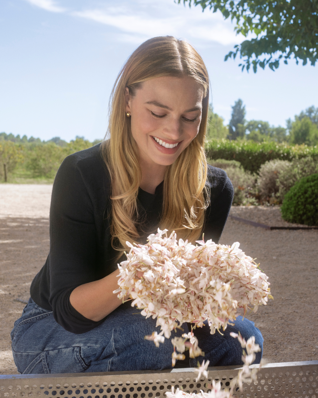 Margot Robbie alla scoperta dei segreti dei profumi CHANEL In un nuovo cortometraggio, l'attrice incontra Olivier Polge tra i campi di gelsomino di Grasse