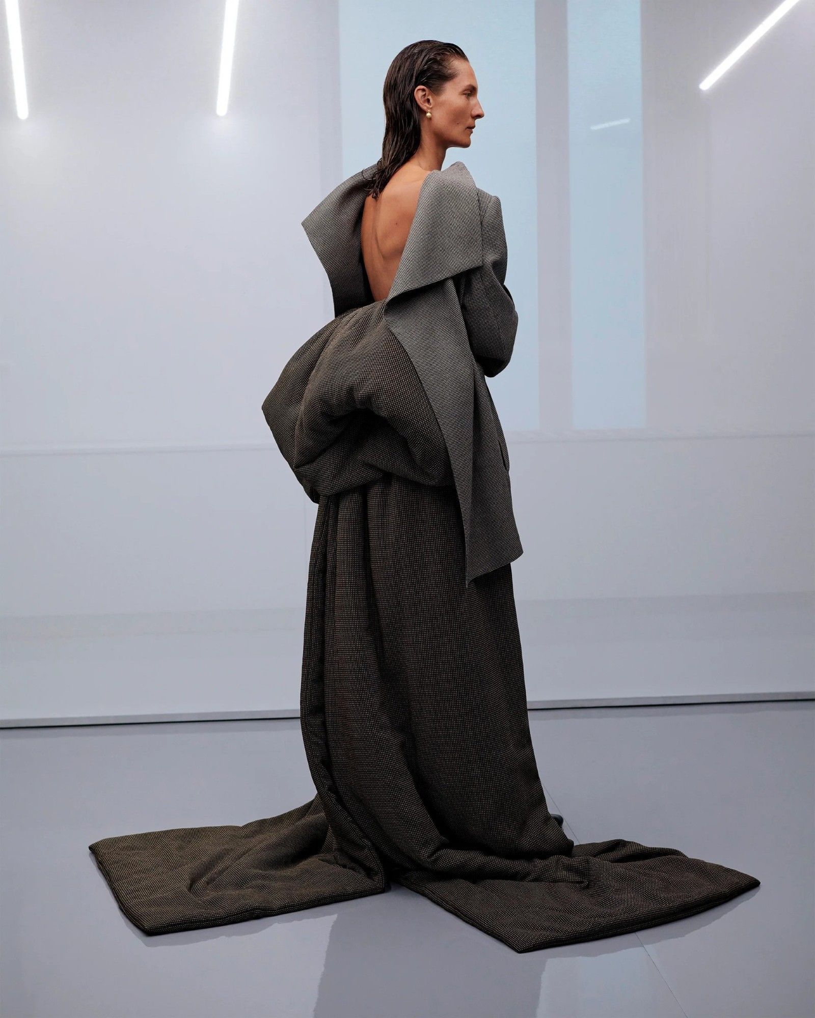 Ora Phoebe Philo vuole farvi vestire avant-garde Con la Collezione F, la designer gioca con le silhouette in modo del tutto nuovo