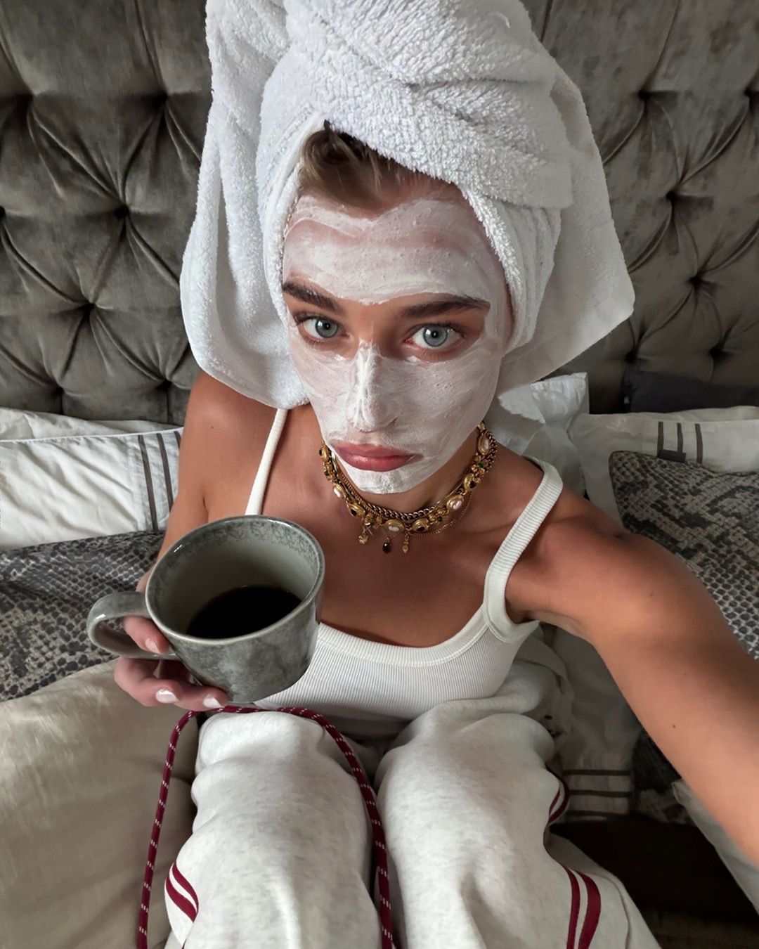 Skincare e ciclo mestruale: dobbiamo davvero cambiare routine ogni settimana? Cosa c'è di scientifico dietro questa nuova ossessione per il calendario mestruale