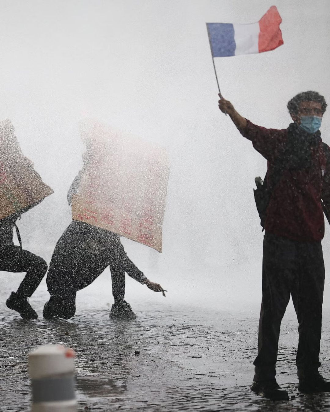 Os protestos em França têm slogans e referências culturais muito específicos Frequentemente irónicos, ligados ao mundo dos super-heróis e anti-heróis