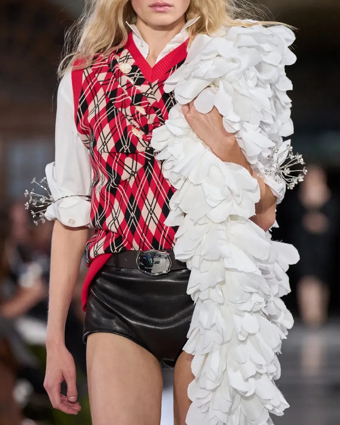 Feathers are the new fur and boas are the new skinny scarves Ready to live your Hollywood diva dream?