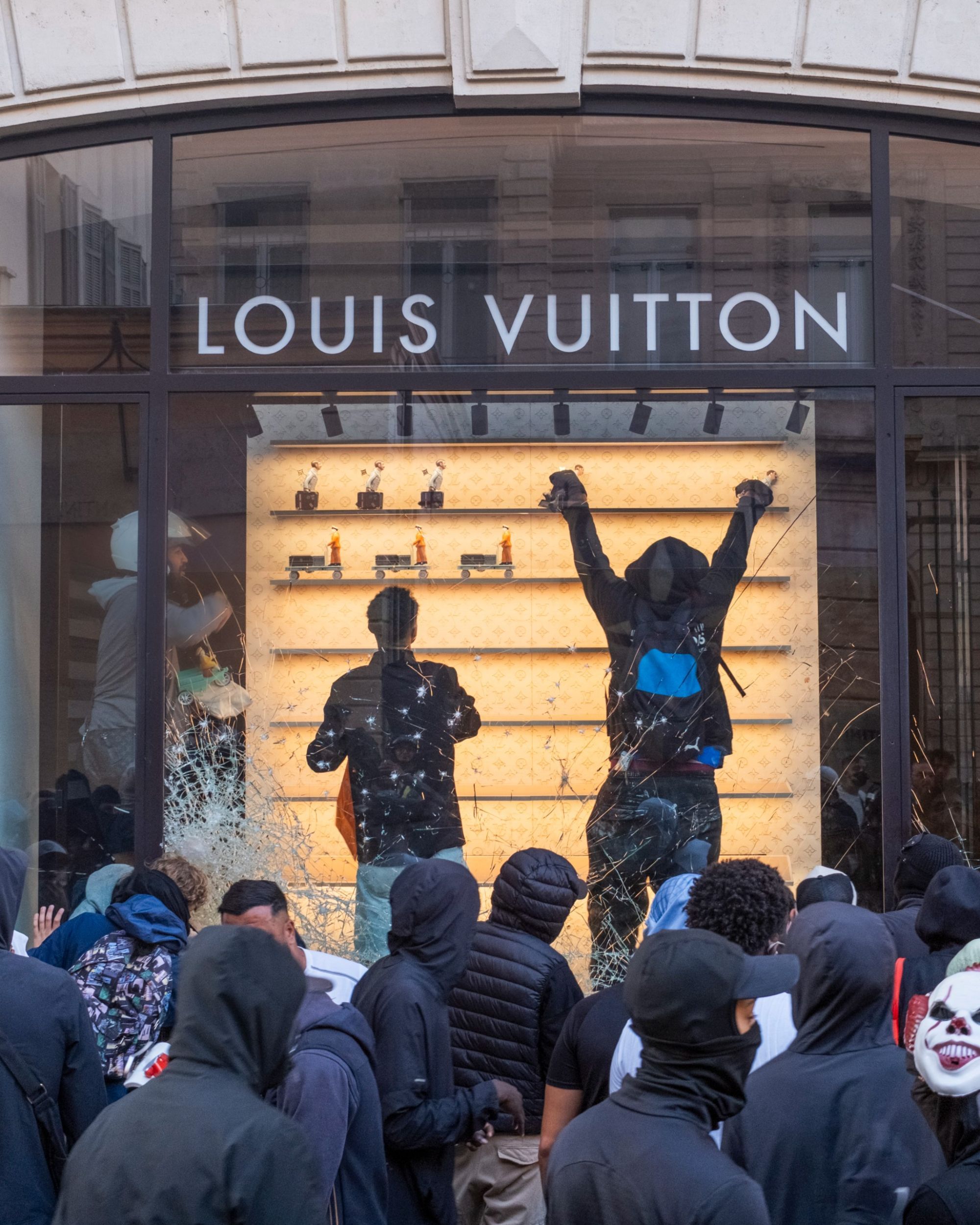As roupas roubadas durante os motins em Milão e Paris já estão mesmo no Vinted?  A plataforma removeu vários anúncios suspeitos relacionados com os saques durante os distúrbios em França