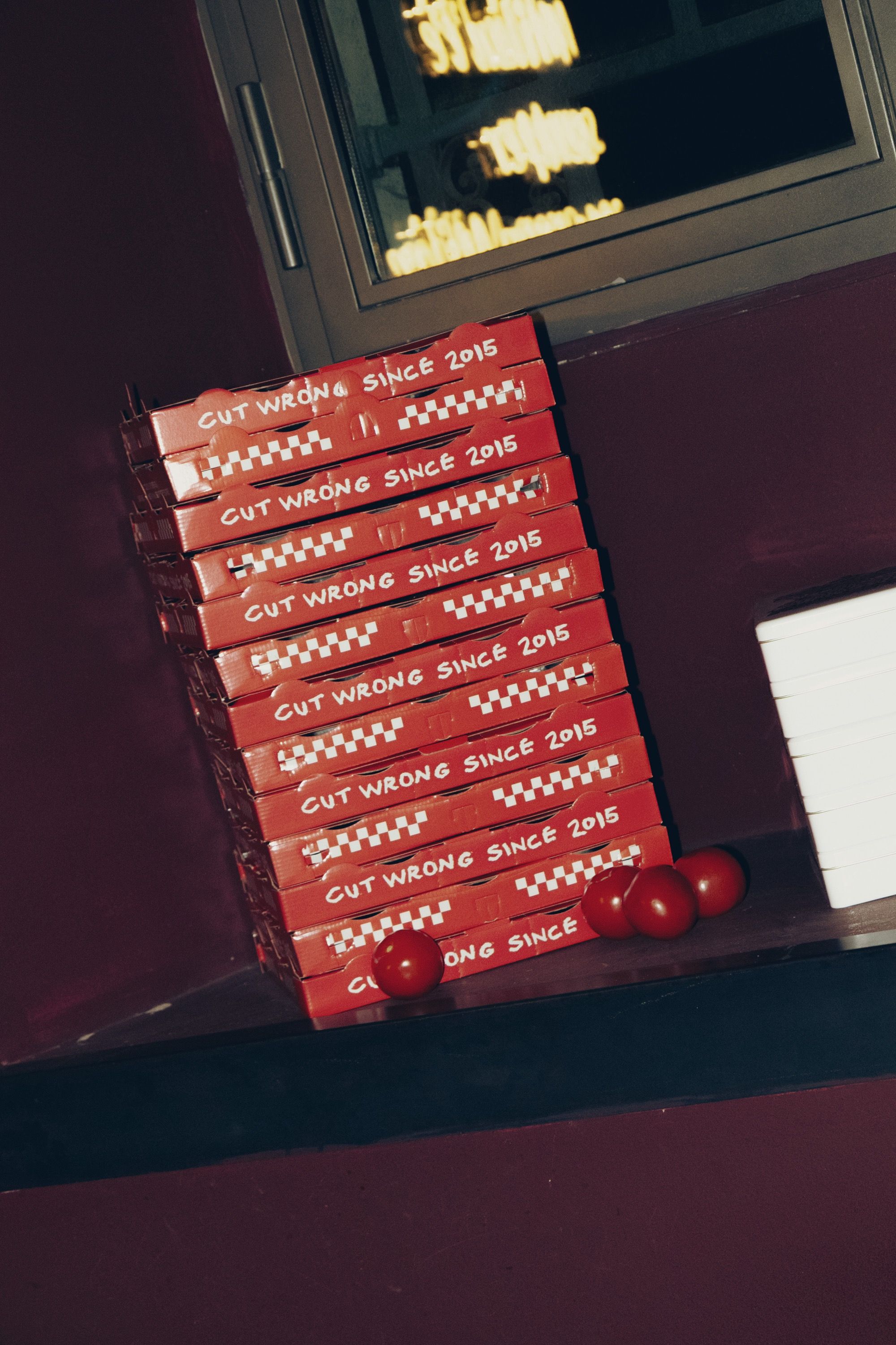 Burro Studio ha compiuto undici anni ma continua a odiare le regole Per l'anniversario ha realizzato una pizza speciale insieme a Fradiavolo Milano