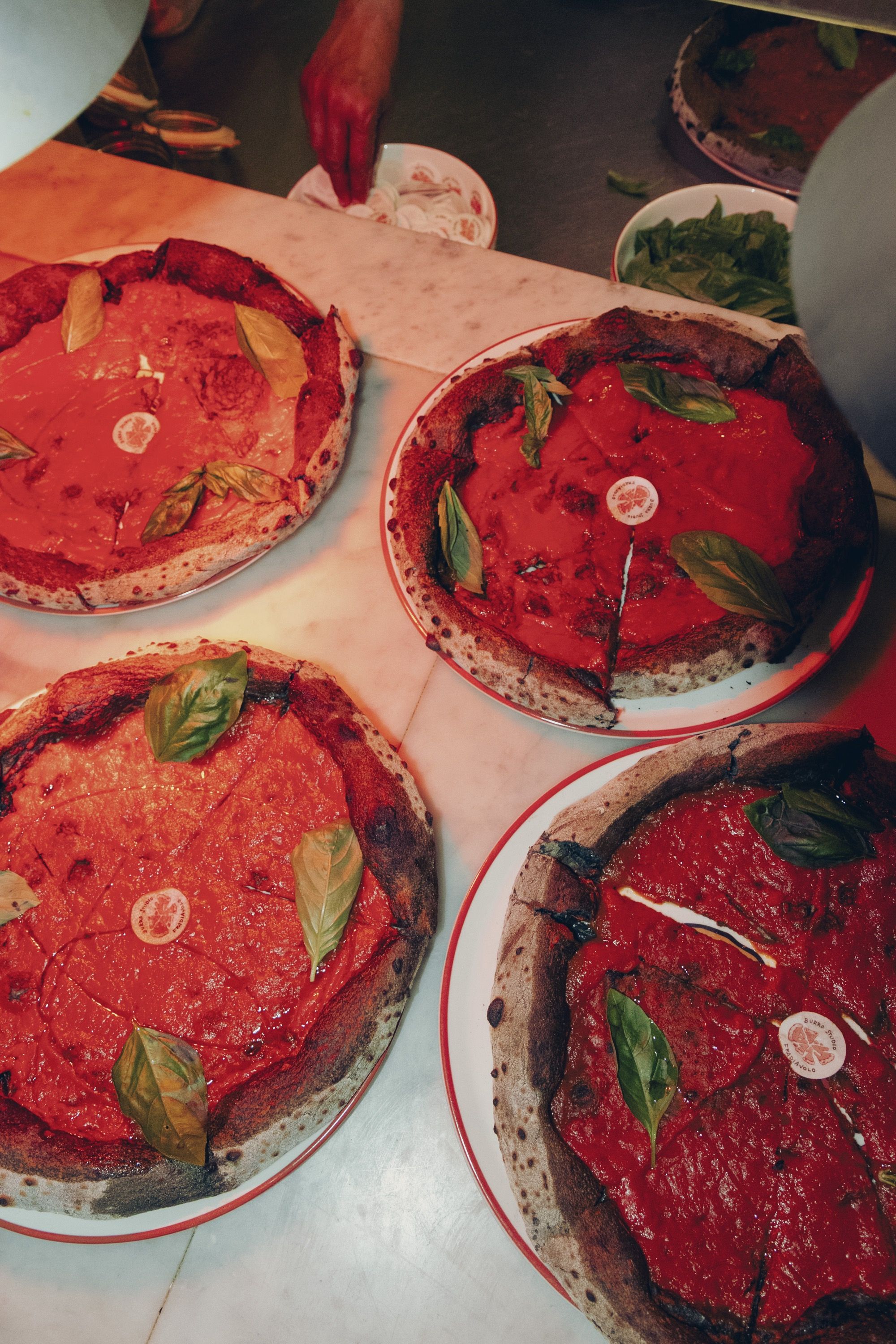 Burro Studio ha compiuto undici anni ma continua a odiare le regole Per l'anniversario ha realizzato una pizza speciale insieme a Fradiavolo Milano