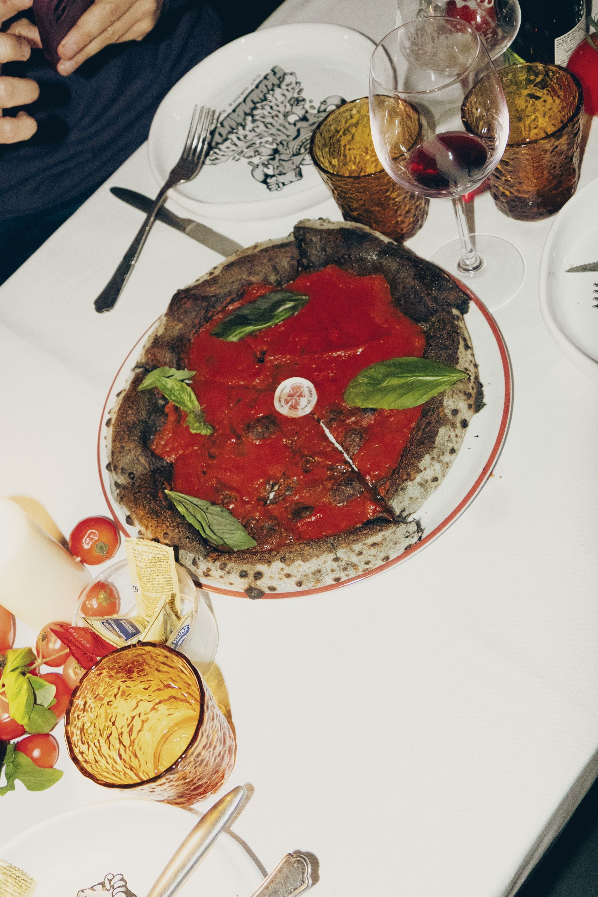 Burro Studio ha compiuto undici anni ma continua a odiare le regole Per l'anniversario ha realizzato una pizza speciale insieme a Fradiavolo Milano