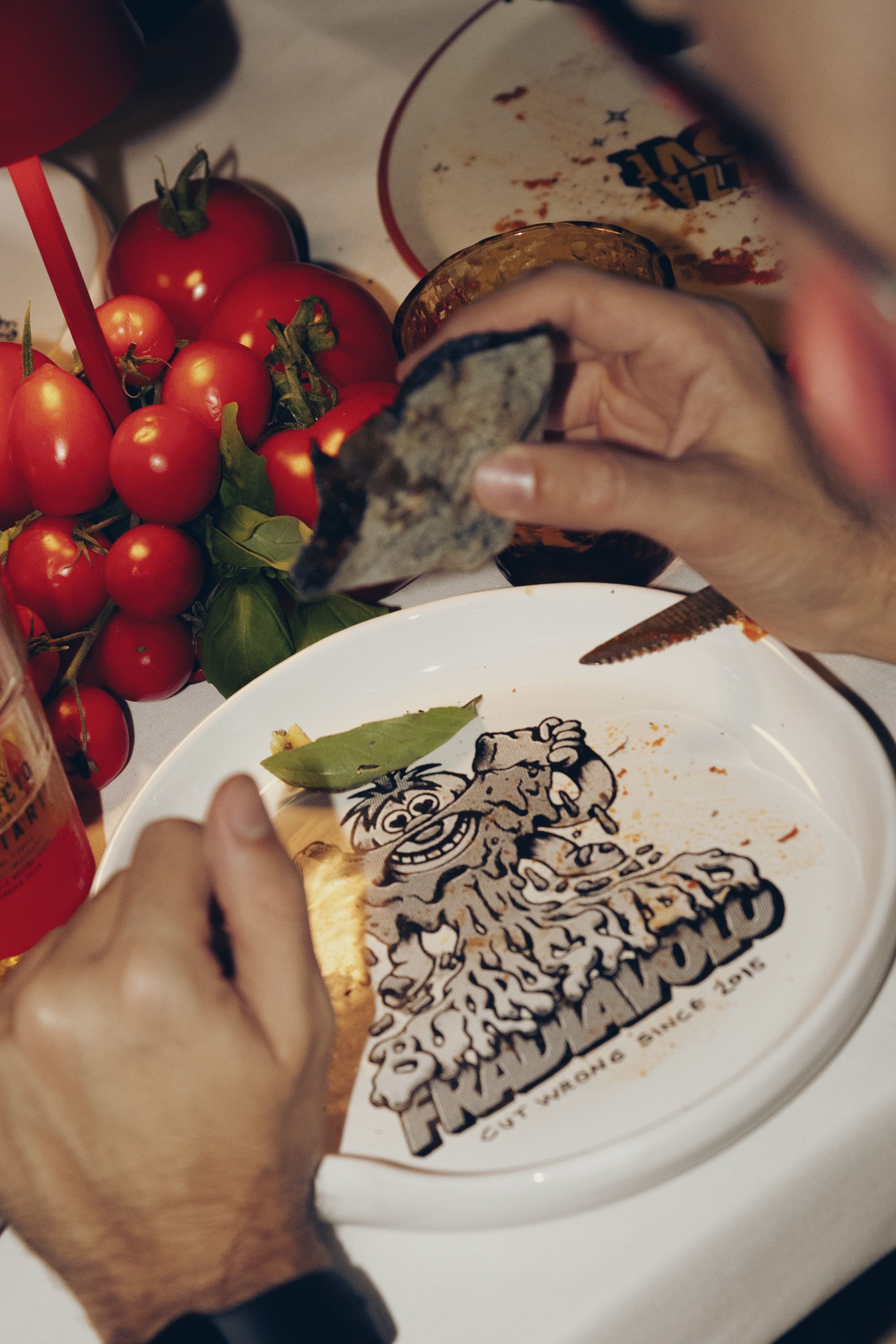 Burro Studio ha compiuto undici anni ma continua a odiare le regole Per l'anniversario ha realizzato una pizza speciale insieme a Fradiavolo Milano