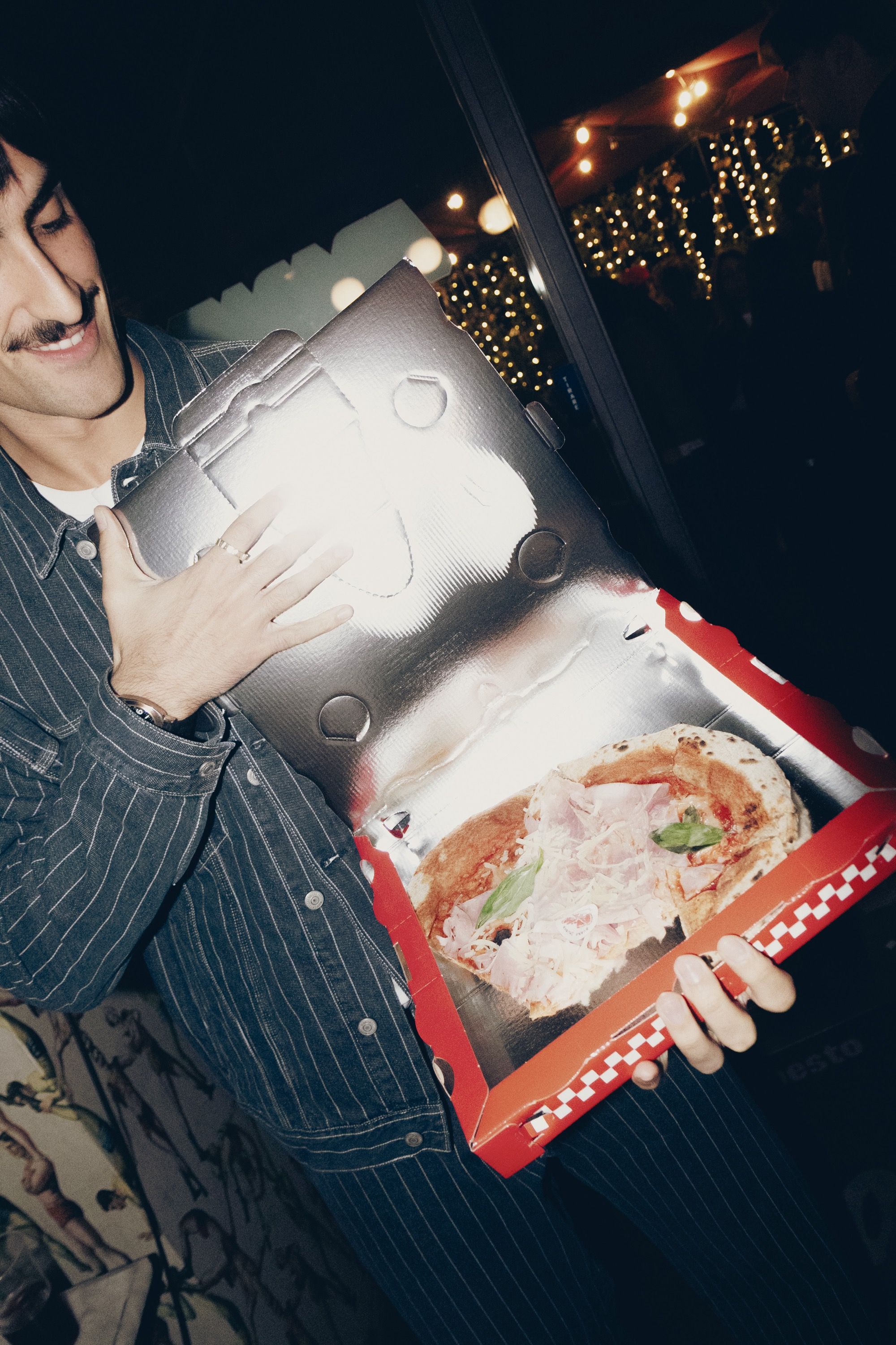Burro Studio ha compiuto undici anni ma continua a odiare le regole Per l'anniversario ha realizzato una pizza speciale insieme a Fradiavolo Milano