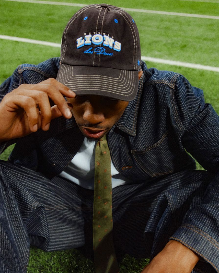 Les Deux e i Detroit Lions raccontano il legame tra workwear e football La collaborazione in edizione limitata unisce l'estetica di Copenhagen alla cultura sportiva di Detroit