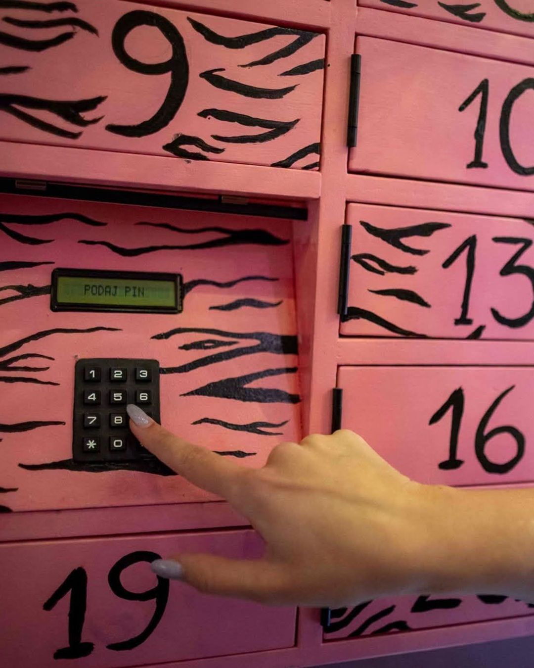 Nasce a Varsavia il primo distributore automatico di pillole abortive Un locker rosa per aggirare le restrizioni sull’aborto in Polonia e rendere più accessibili i farmaci per l’interruzione volontaria di gravidanza