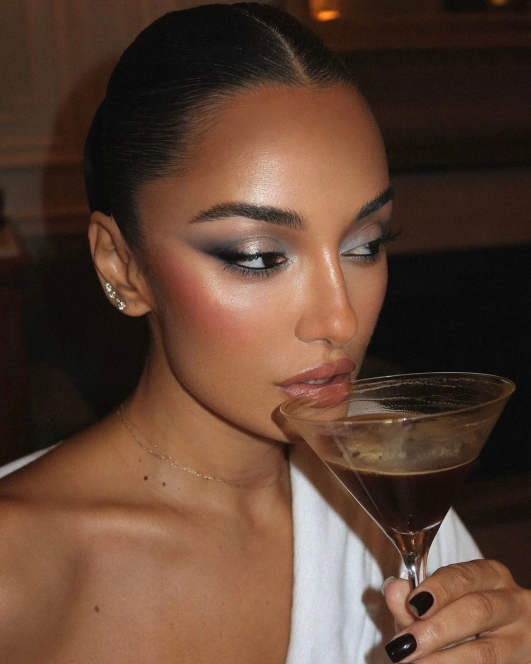 I make-up look ispirati ai cocktail invernali Dall'espresso Martini all'Old Fashioned: come il brindisi del sabato sera può trasformarsi in glam
