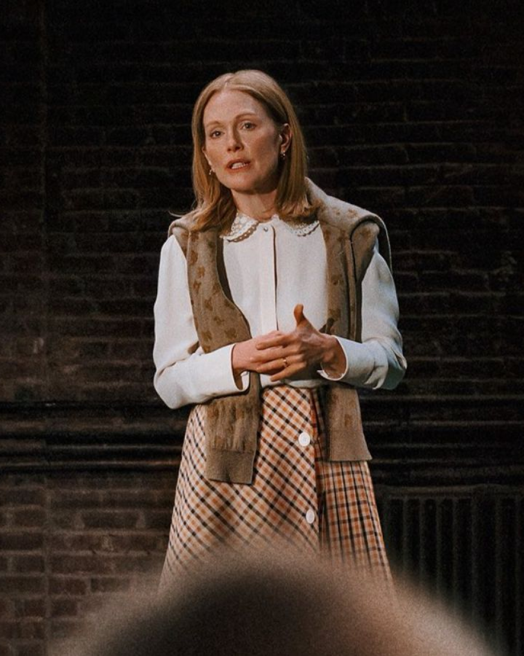 In The Debut gibt Julianne Moore eine Schauspiellektion Der Film, der bei der Festa del Cinema in Rom seine Premiere feierte, kommt ab 1. Januar 2027 in die Kinos