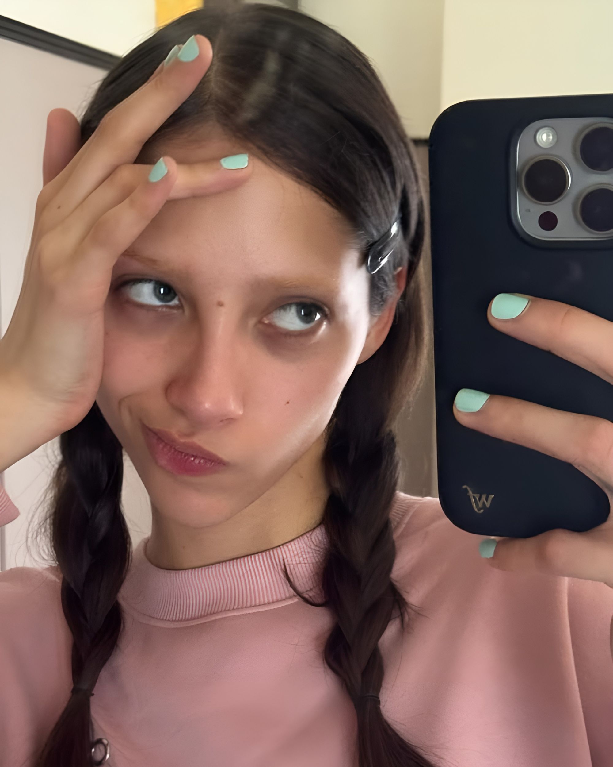 The ingredients that (maybe) are clogging your pores INCI in hand, but without obsessions