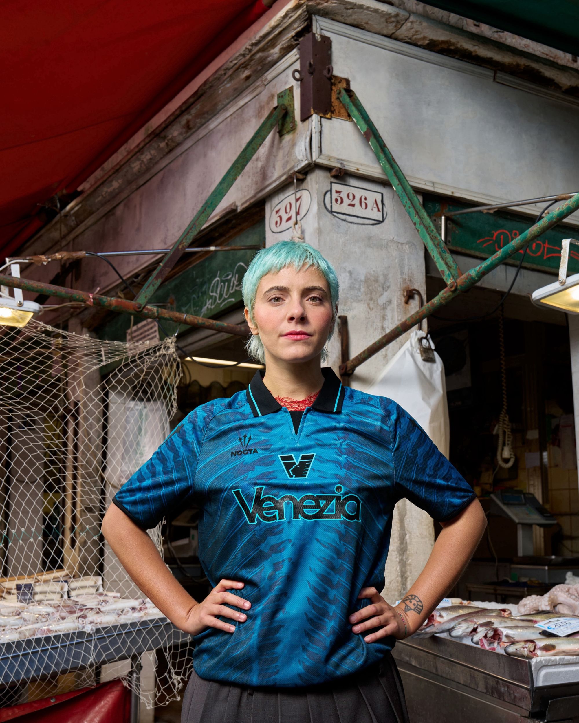 La quarta maglia del Venezia parte dal Mercato del Pesce di Rialto Il club e NOCTA hanno scelto un’altra volta un richiamo a un elemento iconico della Laguna