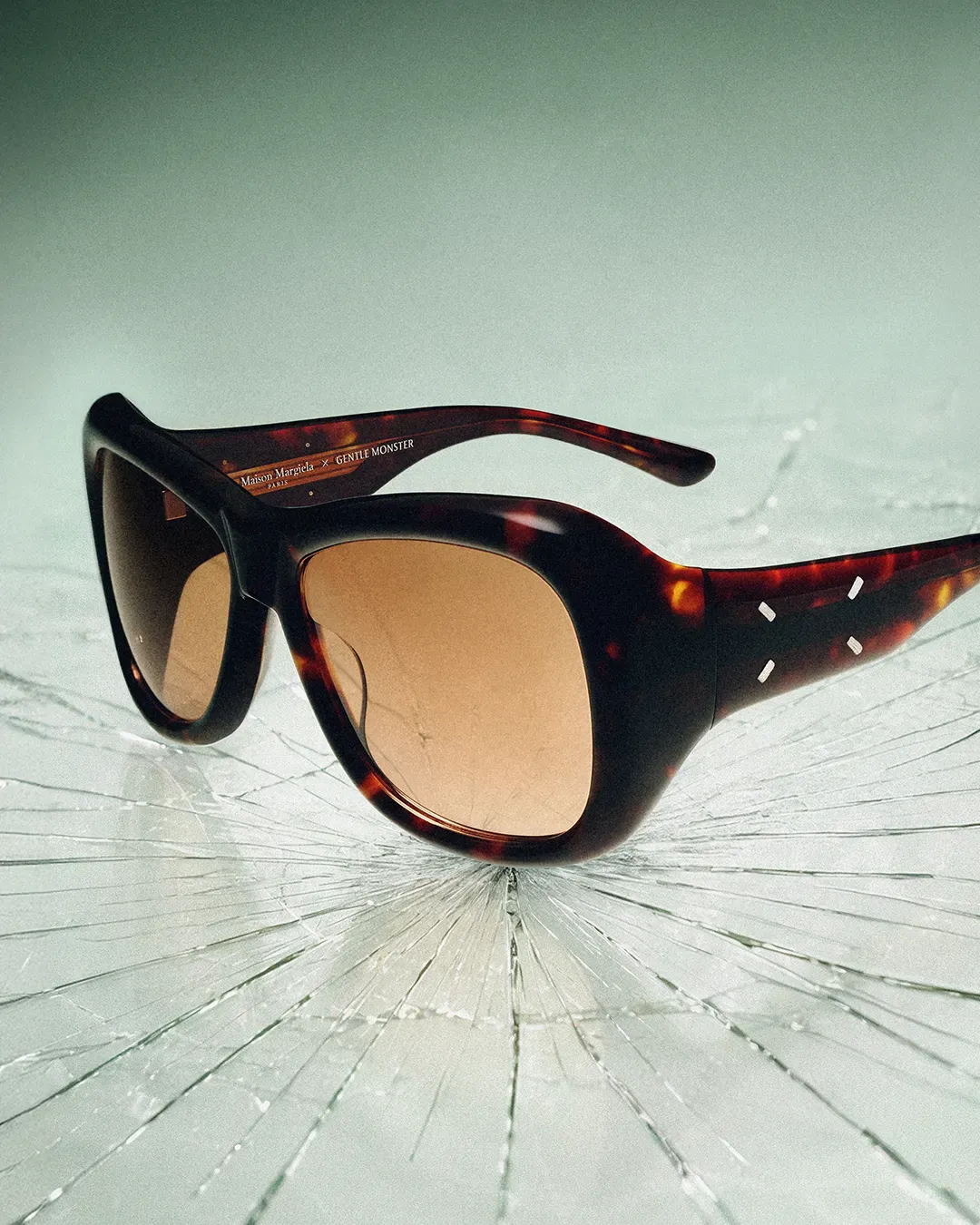 Maison Margiela e Gentle Monster svelano la loro quarta collaborazione Il tema della decostruzione al centro della nuova collezione eyewear