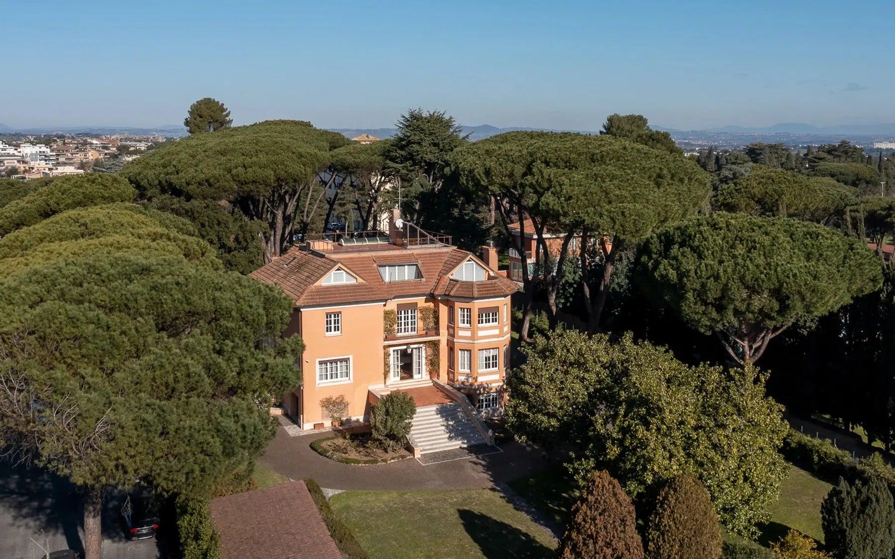 Villa Gucci in Rome Sold: Furnishings at the Flea Market and a Missed Museum Opportunity