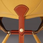 Swing chair de Patricia Urquiola pour Les Objets Nomades de Louis Vuitton -  exposition AD collections d'@admagazinefr